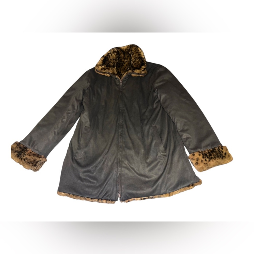 Black faux leather coat two sided with leopard print 
#fauxfur #leopardprint